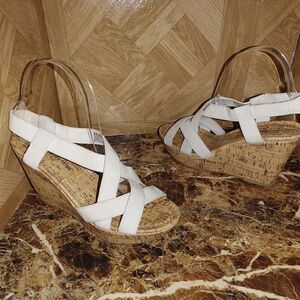 Montego bay club women's fashion clogs cream size 6.5.     146